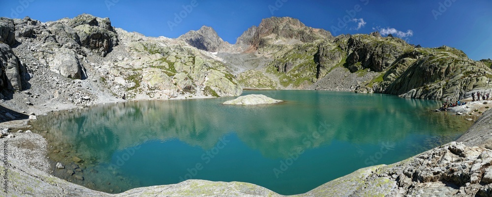 Vue panoramique du lac Blanc en Haute Savoie