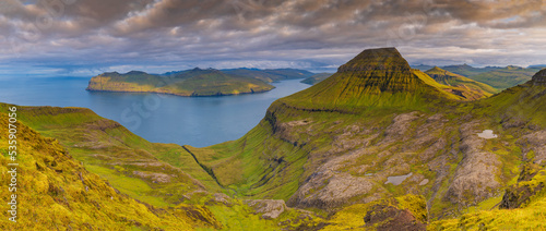 Obraz na płótnie Sornfelli is a mountain plateau on the island of Streymoy in the Faroe Islands. w salonie