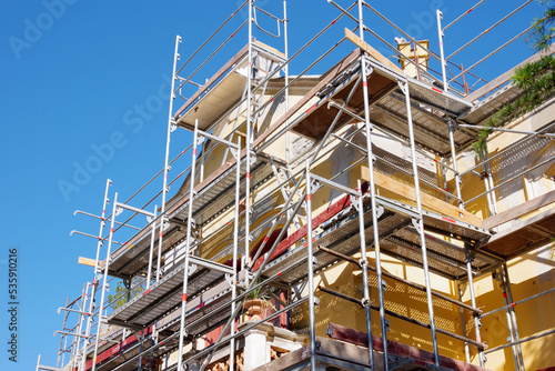 échafaudages sur un chantier