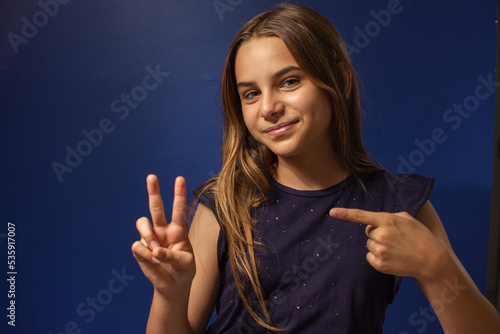 Retrato de uma menina bonita em tudo azul
