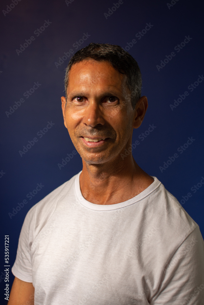 Retrato de um homem sorridente de camisetabranca