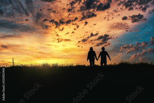 Fototapeta Naklejka Na Ścianę i Meble -  Silhouette of a couple at a beautiful sunset