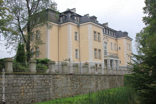 Neobarokowy pałac w Krzyżowej (Polska, województwo dolnośląskie) z XVIII wieku.