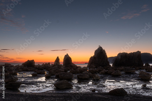 夜明けの岩礁 / Reef at Dawn © Colon Studio