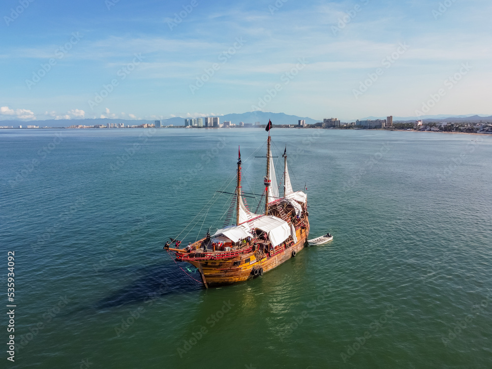 Obraz premium Barco Pirata Oceano Drone