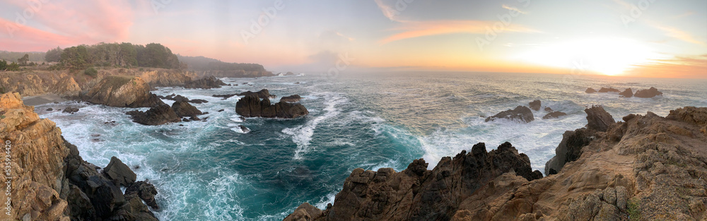 Obraz premium Waves crashing on rocks with sunset in Northern California 