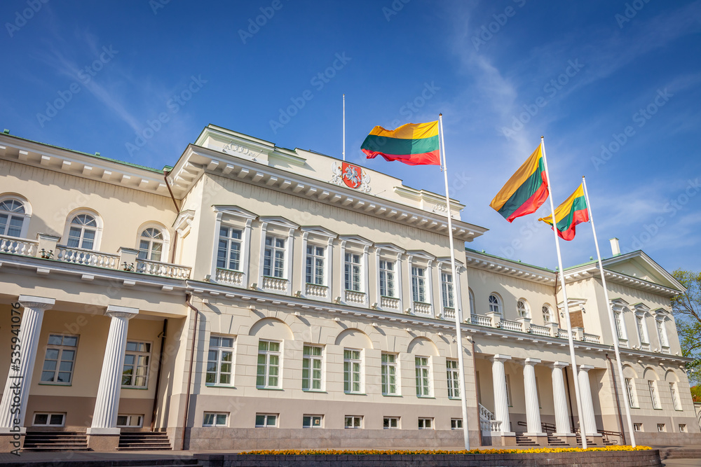 Obraz premium Presidential Palace in Vilnius and Lithuanian flags at sunny day, Lithuania