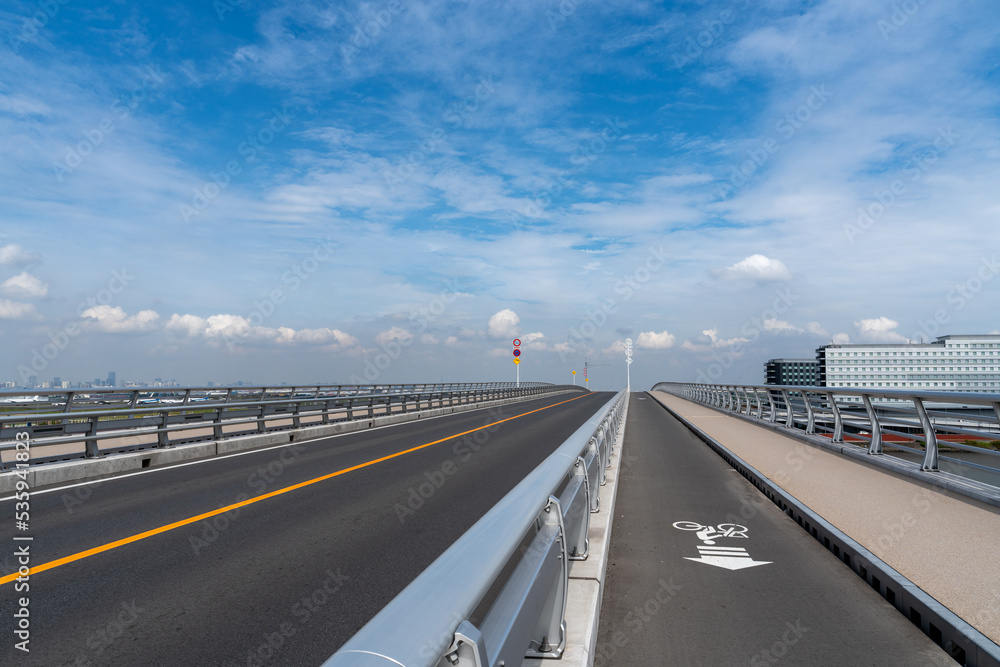 Fototapeta premium 東京大田区羽田と神奈川県川崎を結ぶ多摩川スカイブリッジの風景