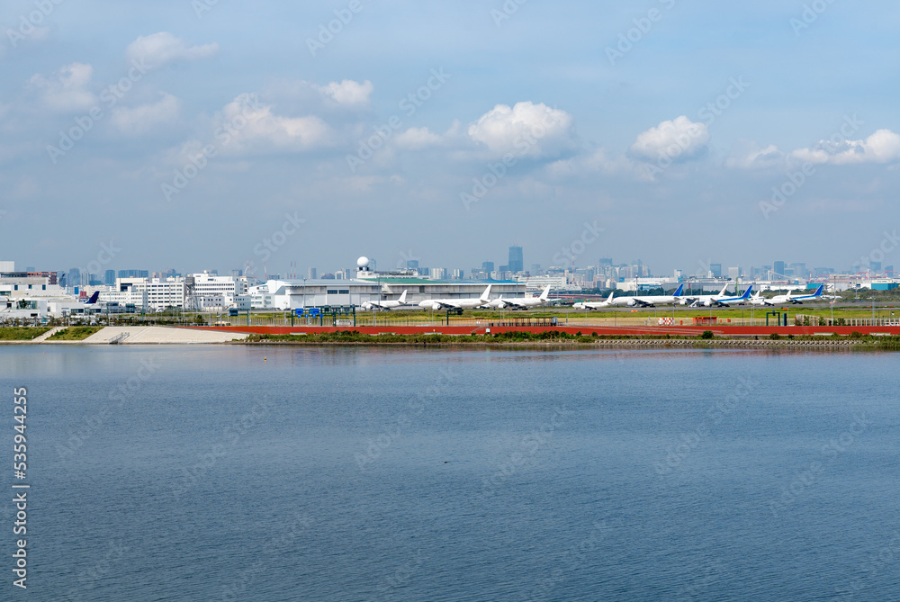 多摩川越しに望む羽田空港の風景