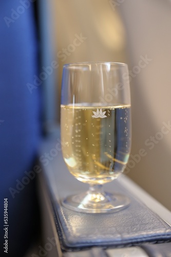 機内　ファーストクラス　シャンパン