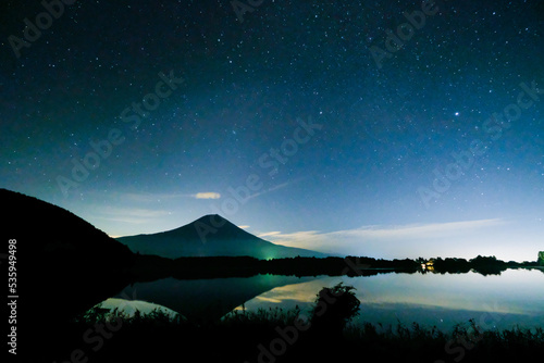 静岡県富士宮市田貫湖からの富士山と星空