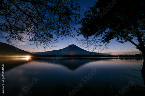 静岡県富士宮市の田貫湖と夜明け前の富士山 © Kazu8
