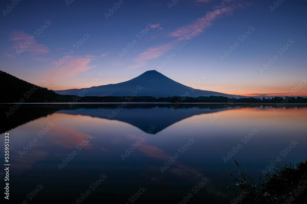 静岡県富士宮市の田貫湖と夜明け前の富士山