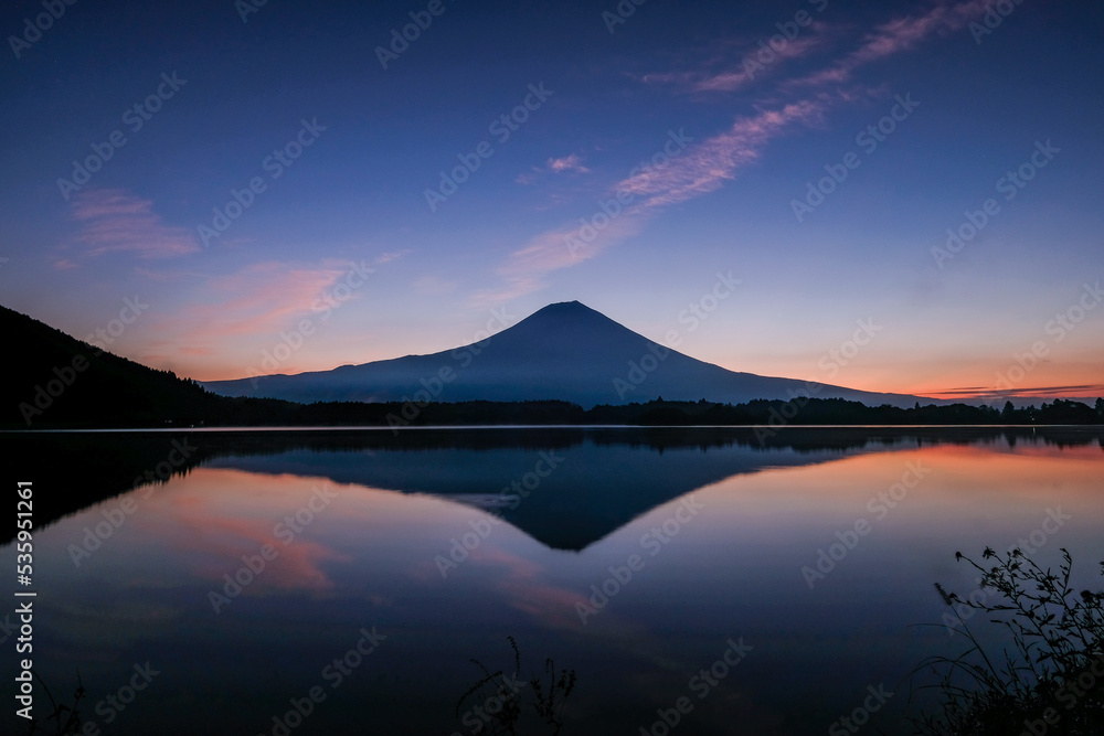 静岡県富士宮市の田貫湖と夜明け前の富士山