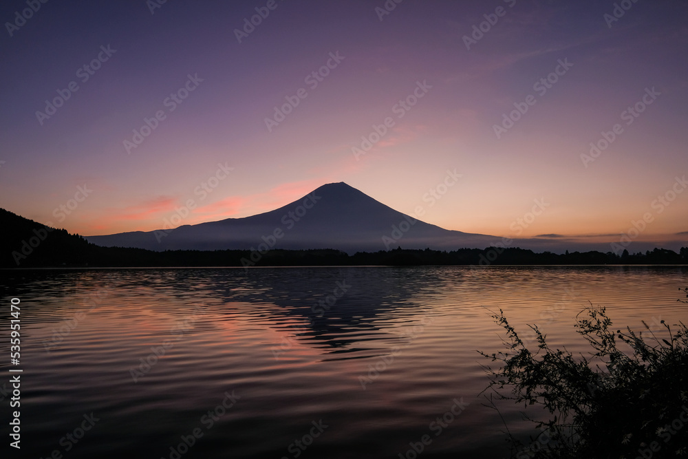 静岡県富士宮市の田貫湖と夜明け前の富士山 静岡県富士宮市の田貫湖と夜明け前の富士山