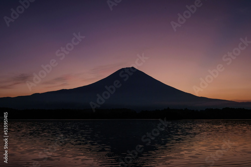 静岡県富士宮市の田貫湖と夜明け前の富士山