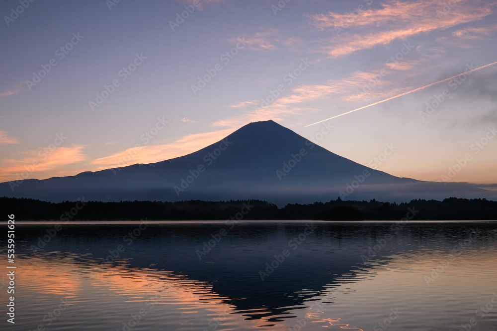 静岡県富士宮市田貫湖と早朝の雄大な富士山 静岡県富士宮市田貫湖と早朝の雄大な富士山