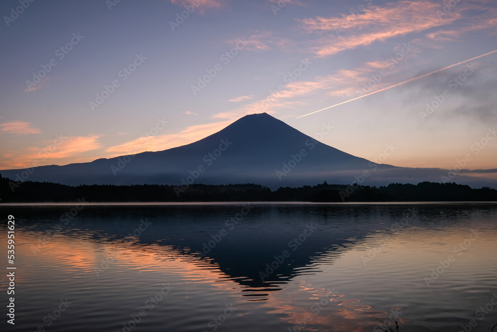 静岡県富士宮市田貫湖と早朝の雄大な富士山