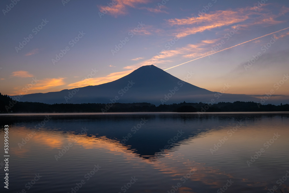 静岡県富士宮市田貫湖と早朝の雄大な富士山