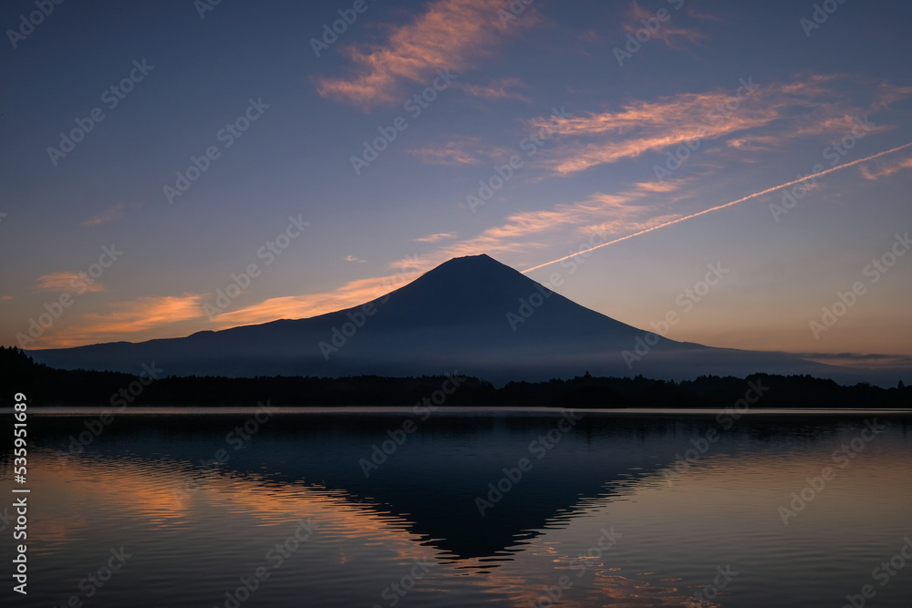 静岡県富士宮市田貫湖と早朝の雄大な富士山