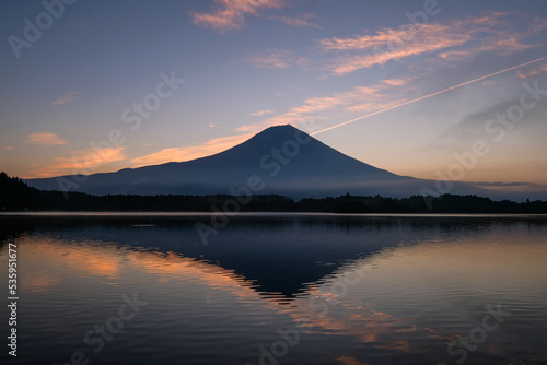 静岡県富士宮市田貫湖と早朝の雄大な富士山