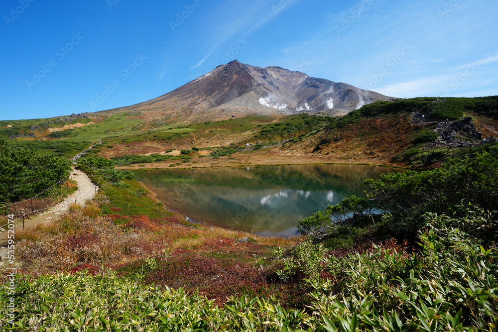 Fototapeta premium 秋の旭岳の鏡沼