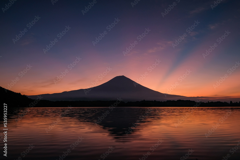 静岡県富士宮市の田貫湖と富士山と薄明光線