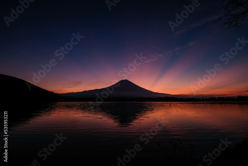 静岡県富士宮市の田貫湖と富士山と薄明光線