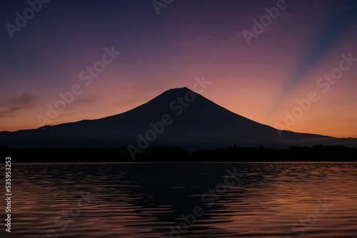 静岡県富士宮市の田貫湖と富士山と薄明光線 © Kazu8