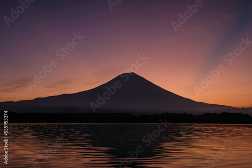 静岡県富士宮市の田貫湖と富士山と薄明光線 © Kazu8