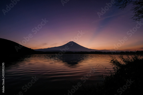 Wallpaper Mural 静岡県富士宮市の田貫湖と富士山と薄明光線 Torontodigital.ca