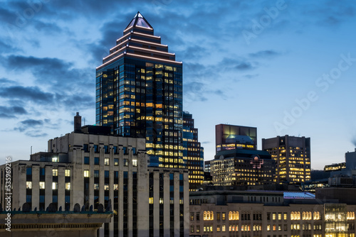 Édifices et gratte-ciels de Montréal à la tomber de la nuit