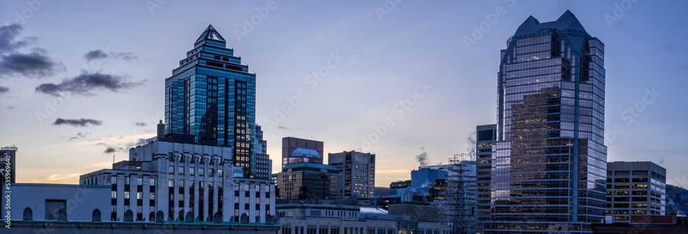 Panorama d'édifices et gratte-ciels de Montréal à la tomber de la nuit