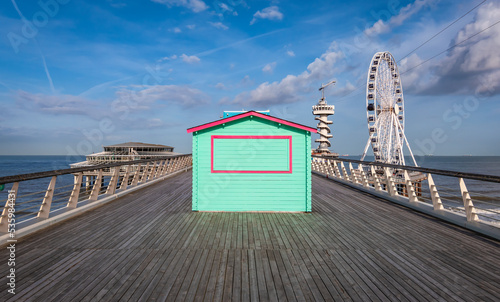 Fotografia Wooden hut on the pier of Scheveningen beach, The Netherlands.
