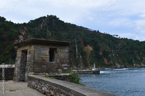 Poste de garde en pierre à l'entrée du port de Pasajes photo