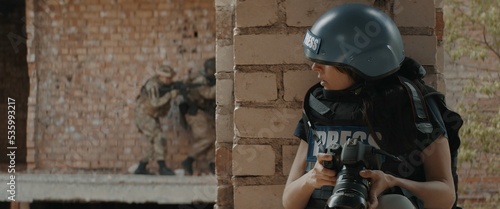 Foto Caucasian female war journalist wearing protective helmet and bulletproof vest g