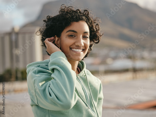 Quadro su tela Face, smile and happy young woman feeling free and happy while smiling outside against an urban city background