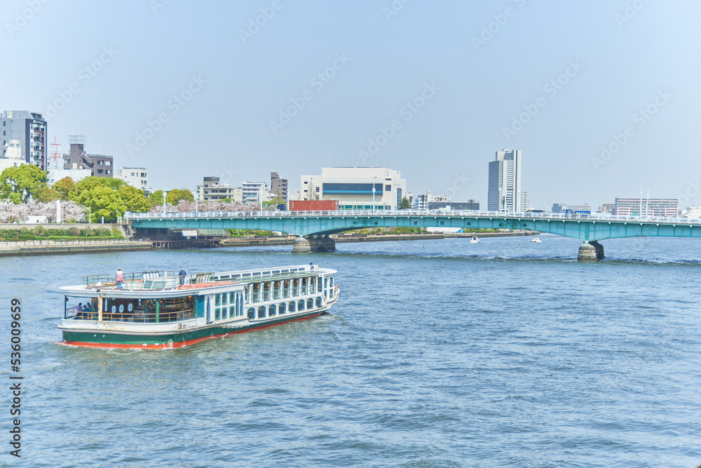 東京都墨田区隅田川と遊覧船