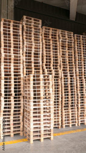 Montón de palés de madera en almacén industrial
