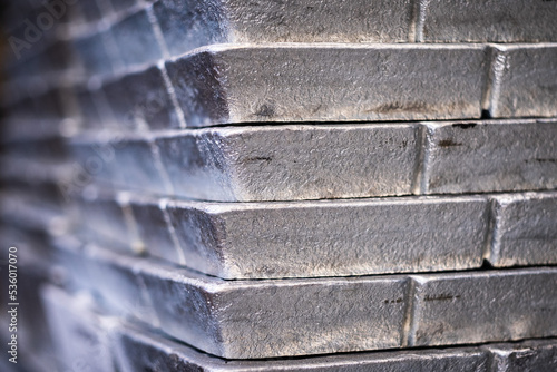 Gestapelte Zinkbarren