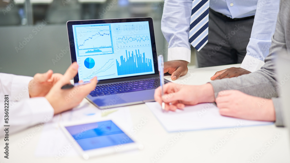 Business Leute am Laptop Computer bei der Finanzanalyse Business Leute am Laptop Computer bei der Finanzanalyse