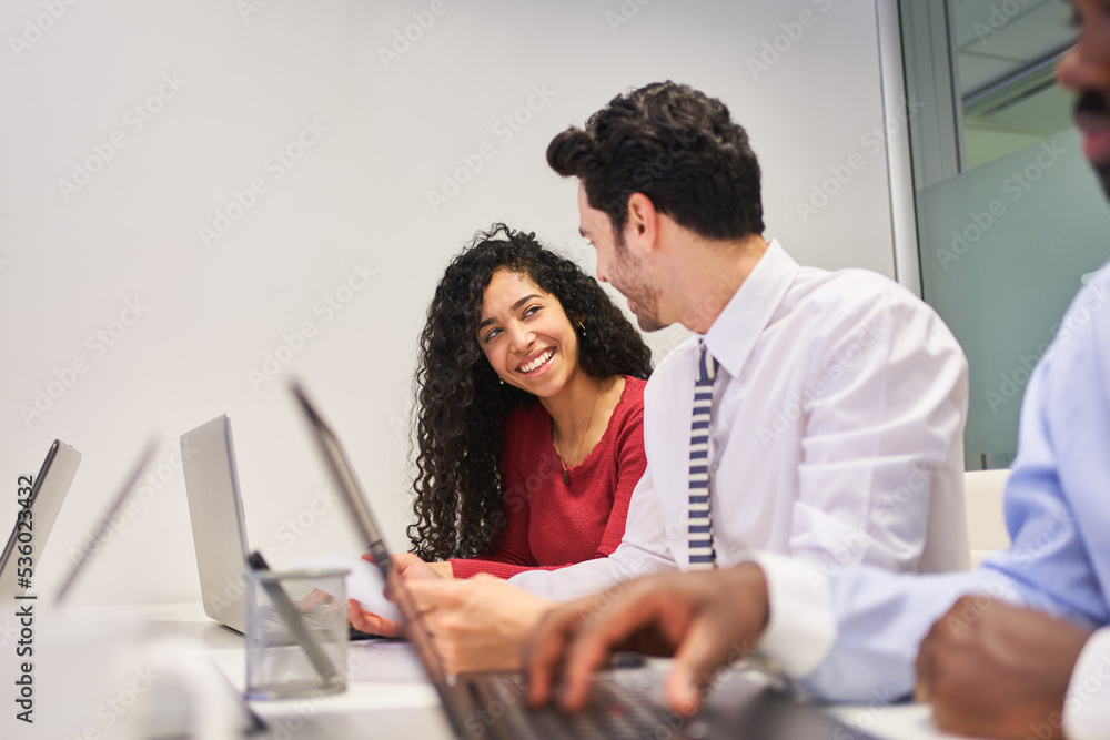Studenten oder Business Trainees in einer EDV Schulung Studenten oder Business Trainees in einer EDV Schulung