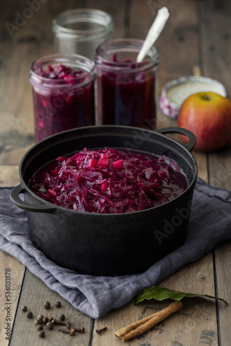 Kochtopf und Einmachgläser mit Apfel-Zimt-Rotkohl