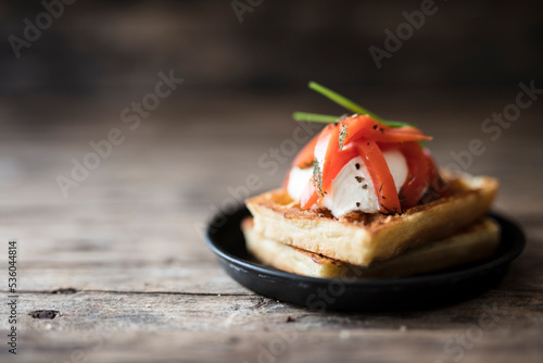 Herzhafte Waffeln mit gebeiztem Lachs und Crème fraîche