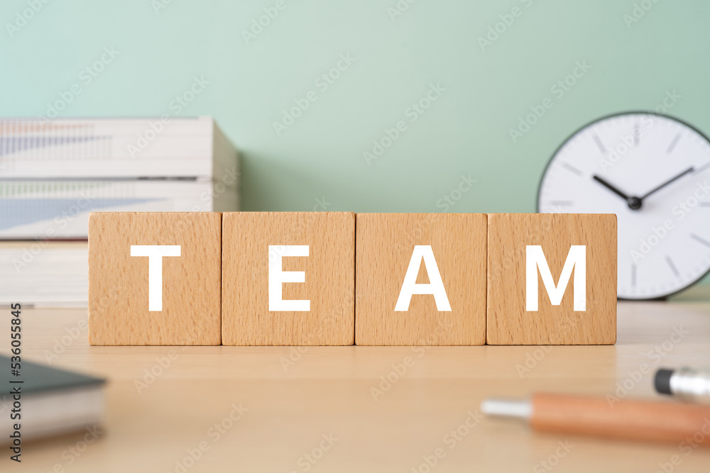 Φωτογραφία TEAMと書かれたブロックが置かれたデスク