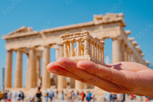 holds a replica of the Parthenon, in Athens