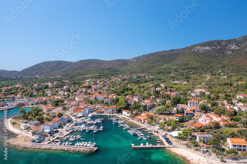 Fényképezés Der Hafen von Nerezine auf der Insel Losinj aus der Luft