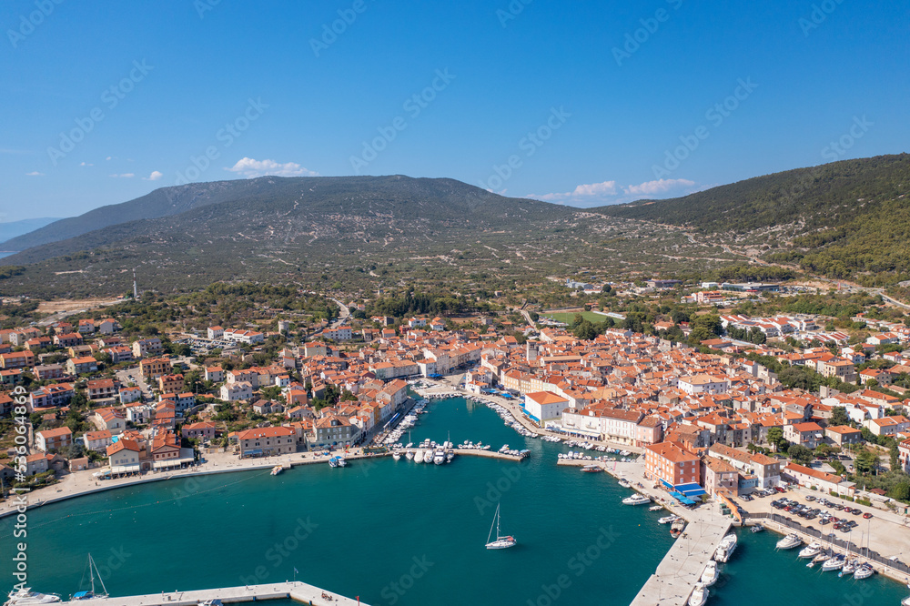 Aussicht auf den Hafen von Cres in Kroatien
