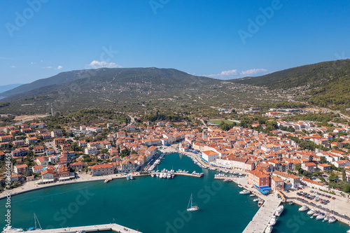 Aussicht auf den Hafen von Cres in Kroatien