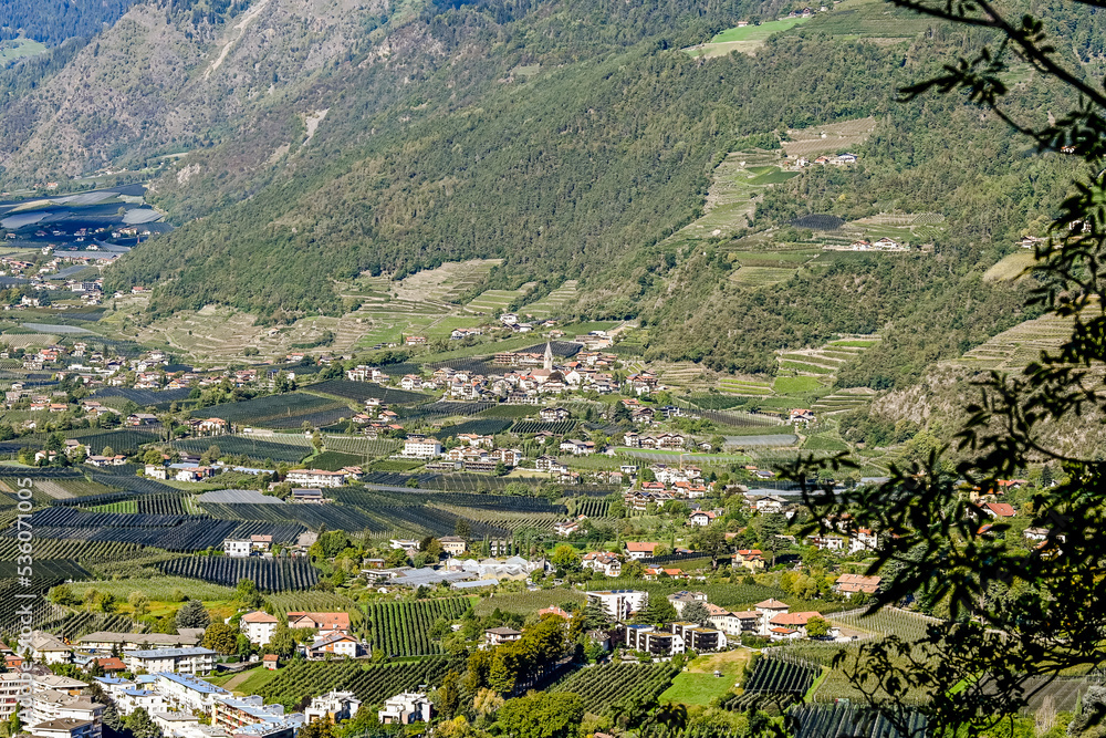 Algund, Dorf, Kirche, Waalweg, Weinberg Obstbäume, Vinschgau, Südtirol, Herbst, Herbstsonne,  Italien